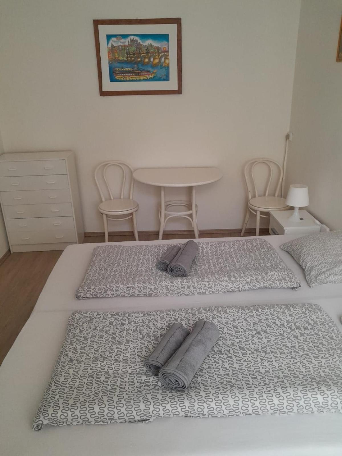 Lubert Apartmany S.R.O Prag Exteriör bild