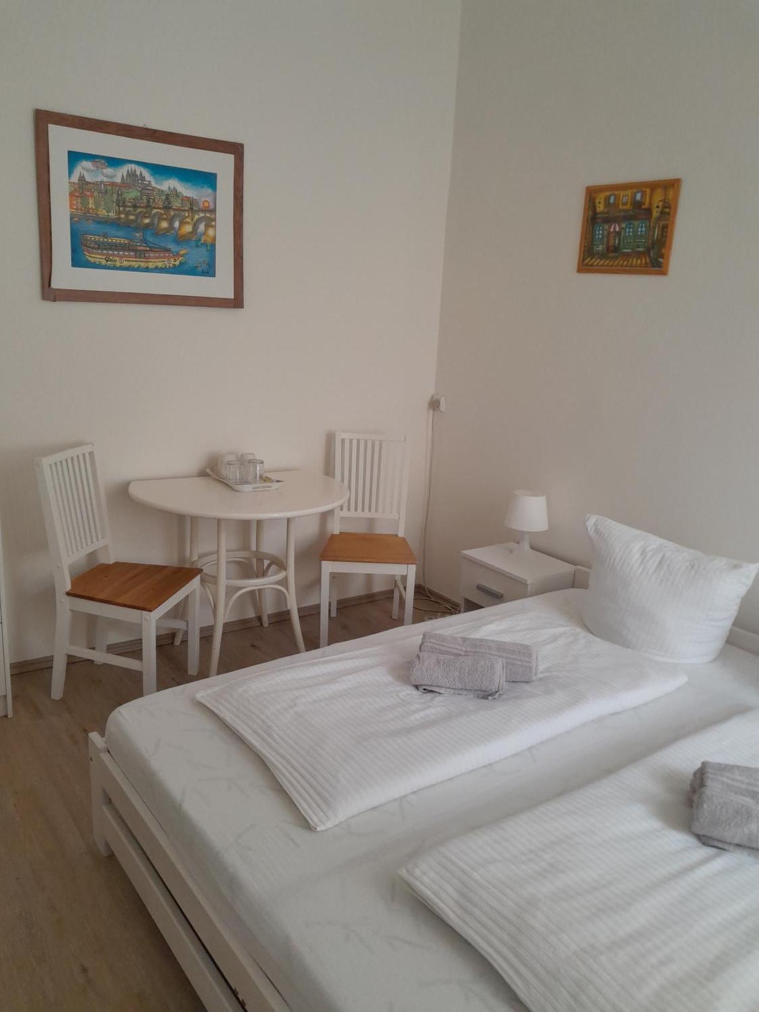 Lubert Apartmany S.R.O Prag Rum bild